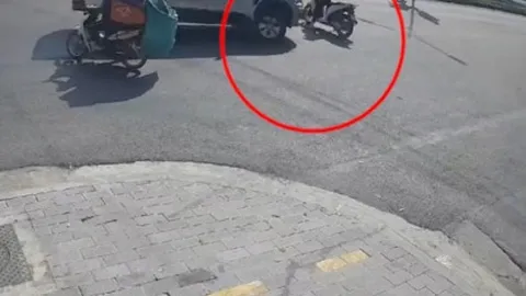 Clip: Người phụ nữ thoát nạn thần kỳ trước đầu xe bán tải