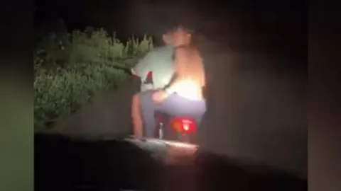 Clip: Thanh niên đi xe máy "hổ báo" đòi ô tô tắt đèn và cái kết phì cười