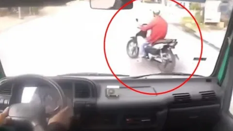 Clip: Xe máy đột ngột đánh lái đùa giỡn với "tử thần"