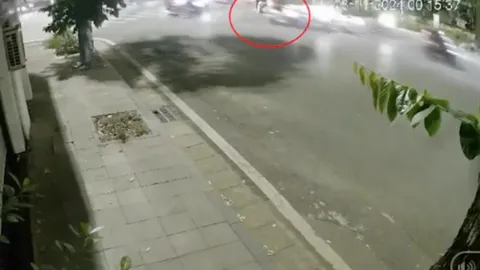 Quái xế phóng xe bạt mạng tông cô gái tử vong, camera hiện trường ghi cảnh đau lòng