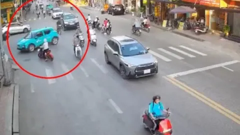 Clip: Thót tim ô tô lùi xe giữa đường cuốn người đi xe máy vào gầm