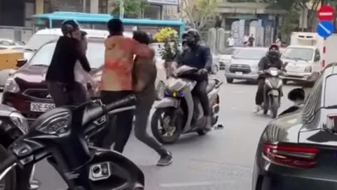 Nam thanh niên có màn 'giao lưu tay chân' với chủ xe Porsche sau va chạm