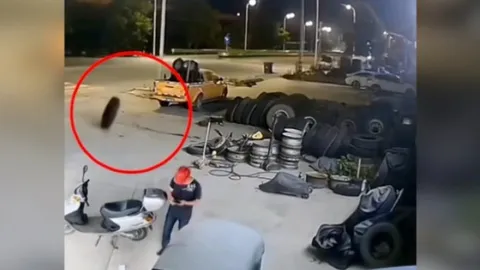 Clip: Thanh niên thoát hiểm ngoạn mục khi lốp ô tô từ đâu lao tới