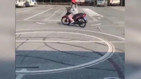 Clip: Thót tim pha thi bằng lái xe có 1-0-2 của Ninja