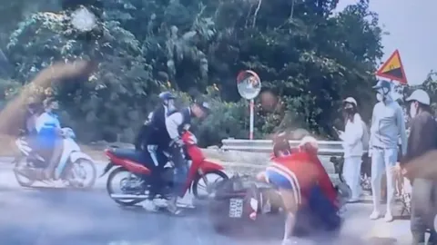 Clip: Mất kiểm soát khi đổ đèo, thanh niên tông trúng xe đôi nam nữ