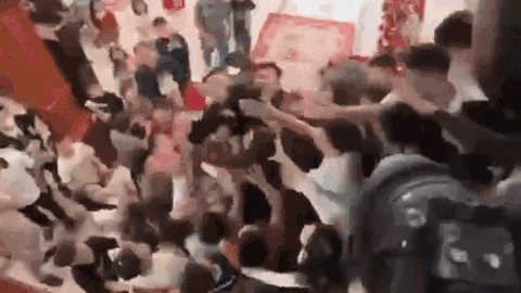 Lên phòng đón dâu, chú rể bị nhóm người vây kín, xô đẩy và chuyện phía sau