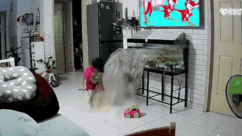 Bé gái đang chơi cạnh bể cá bỗng nước ào ào, camera ghi lại sự cố khó tin