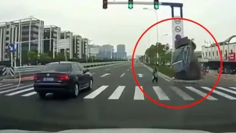 Clip: Tránh người đi bộ sang đường, ô tô đâm dựng đứng vào cột đèn giao thông
