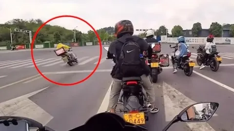 Clip: Shipper hoá tay đua, ôm cua tốc độ cao khiến người xem thót tim