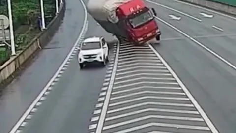 Clip: Ô tô chuyển hướng đột ngột, khiến xe tải lật nhào trên cao tốc