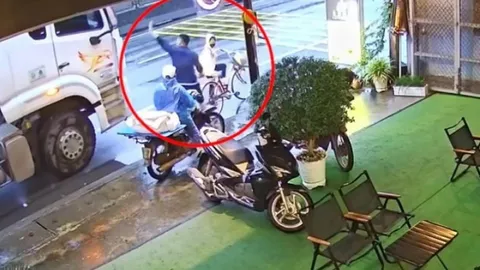 Clip: Người đàn ông phản xạ nhanh cứu học sinh trước đầu xe tải