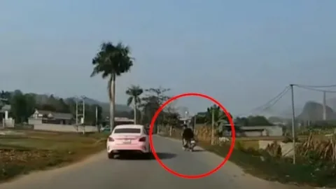 Clip: Thanh niên đi xe máy "múa lượn" trước ô tô và nhận cái kết méo mặt