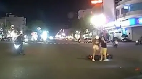 Clip: Chuyển hướng ẩu, hai cô gái đi xe máy bị ô tô hất văng