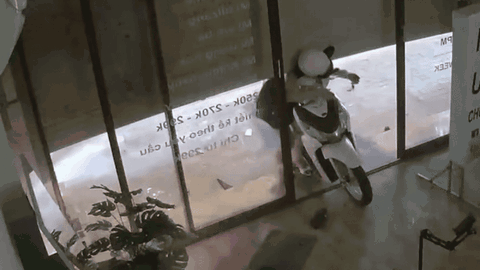Chưa ra khỏi nhà đã bấm đóng cửa cuốn, cô gái gặp cái kết khiến ai cũng thót tim