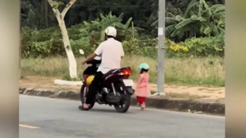 Clip: "Gái rượu" hờn dỗi bố khi đi xe máy khiến dân mạng tan chảy