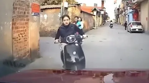 Clip: Đi từ trong ngõ ra như "một vị thần" cô gái lao thẳng xe vào đầu ô tô