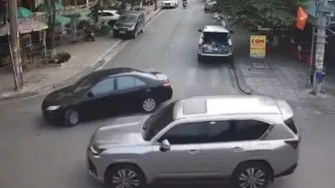 Clip: Tài xế Camry quay xe như chốn không người, Lexus LX600 lĩnh đủ
