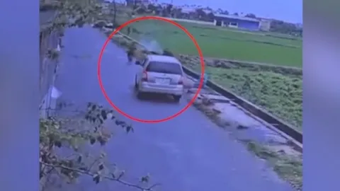 Clip: Cú thoát nạn ngoạn mục của người phụ nữ khi ô tô mất lái lao xuống ruộng
