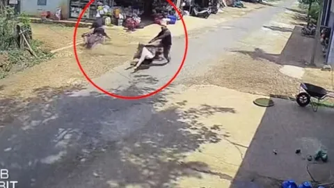 Clip: Thanh niên thoát nạn khó tin sau cú va chạm giữa hai xe máy
