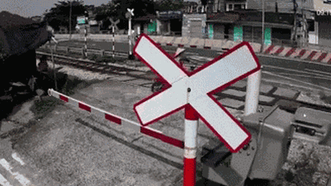 Xe đạp điện bị nghiền nát trên đường ray, người phụ nữ thoát khỏi "cửa tử" trong gang tấc