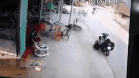 Clip: Ôm cua tốc độ "bàn thờ", người đàn ông ngã chúc đầu xuống đất sau cú đâm bất ngờ