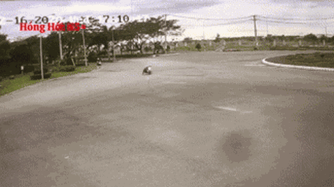 Cú trượt dài đau thương của "racing boy" và màn rượt đuổi tìm lại xe máy