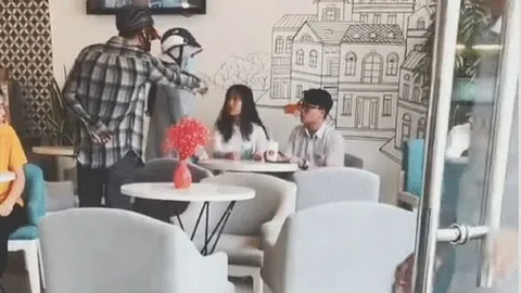 Phụ huynh 'bắt quả tang' con gái hẹn hò cùng nam sinh, cách hành xử sau đó mới là điều gây khó chịu