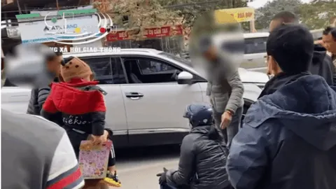 Chạy ẩu khiến bà cô ngã sõng soài, tài xế người Hàn tỏ vẻ khó chịu liền bị người dân 'quây' tại chỗ