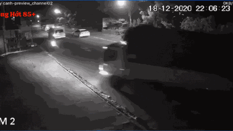 Clip: Lao sang làn ngược chiều, ô tô tải húc văng người đàn ông và 'cái nhấn ga' gây bức xúc sau đó