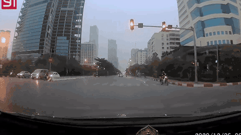 Clip: Lao như gió qua cột đèn đỏ, nam bảo vệ 'đứng tim' 2 lần, pha cuối suýt nằm dưới bánh xe máy