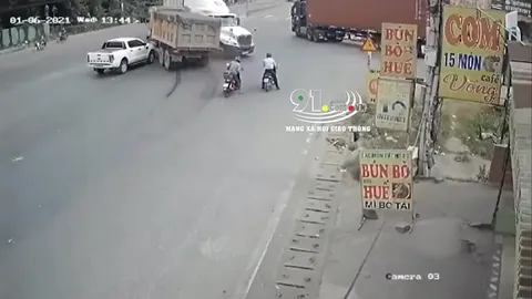 Clip: Tài xế xe ben khiến nhiều người 'thót tim' bởi pha bẻ lái cực căng