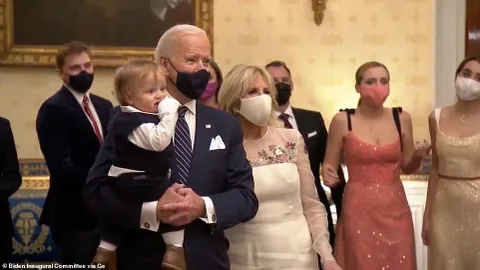 Clip: Tổng thống Joe Biden bế cháu trai nhảy theo nhạc tại Nhà Trắng