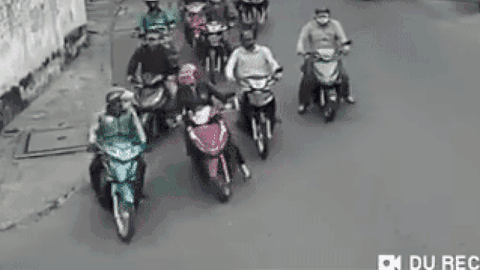Clip: Nhóm người đàn ông dàn cảnh, bao vây bóc túi người phụ nữ ngay trên đường ở Sài Gòn