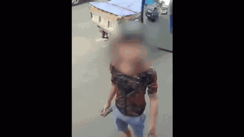 Clip: Tài xế vừa thốt lên một câu, nam thanh niên liền dùng gạch ném vỡ kính xe tải