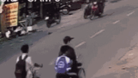 Clip: Bị 2 tên cướp giật dây chuyền 1 lượng vàng, người đàn ông ngã sóng soài, kéo lê 4m trên đường