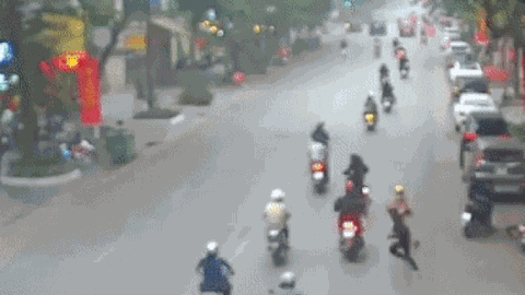 Clip: CSGT cùng người dân truy đuổi trộm xe máy trên phố Hà Nội
