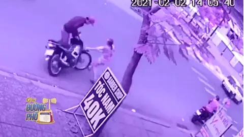 Clip: Liều lĩnh lao ra đường chặn kẻ trộm xe máy, cô gái suýt bị tấn công nhưng thoát nạn trong gang tấc