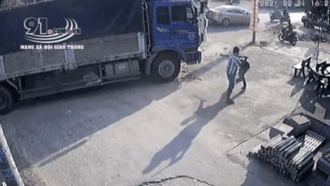 Clip: 2 tài xế cầm hung khí, lao vào hỗn chiến như phim hành động