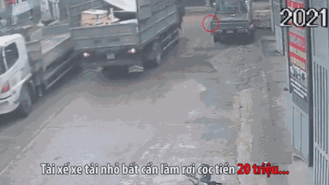 Clip: Tài xế đánh rơi cọc tiền 20 triệu, phụ xe phía sau nhảy xuống nhặt rồi rời đi