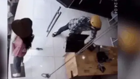 Clip: Xông vào cửa hàng xịt hơi cay vào mặt nhân viên, tên cướp giật phăng laptop bỏ chạy trong 10 giây