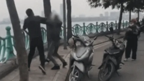 Đánh ghen cực căng ở Hồ Tây: Chồng thuê xe ôm bắt tại trận vợ cùng nhân tình, lao vào phang tình địch tới tấp