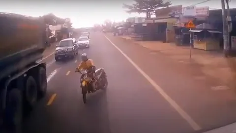CLIP: Camera hành trình đã minh oan cho tài xế ô tô tải trong pha va chạm rất mạnh với xe máy