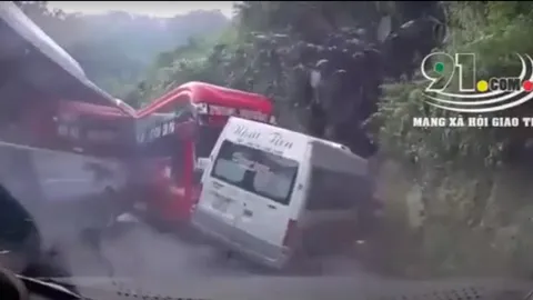 CLIP: Ôm cua mất phanh, xe giường nằm đâm xe 16 chỗ dúi dụi vào vách núi