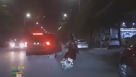 CLIP: Điều khiển xe máy lao như tên bắn, nam sinh bị ô tô hất lên vỉa hè - phụ huynh xem clip mà thấy hối hận