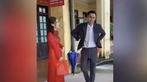 Chàng trai mặt méo xệch, liên tục than thở 'ôi thôi phải lấy vợ rồi' khi cùng bạn gái đi đăng ký kết hôn