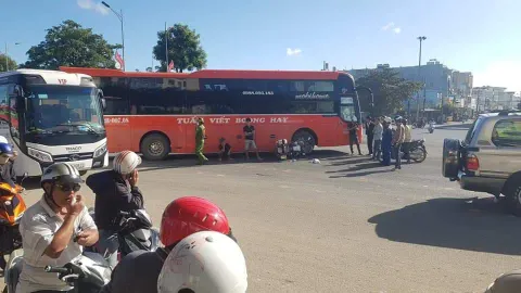 CLIP: Xe khách bỏ chạy tông vào xe chuyên dụng của cảnh sát