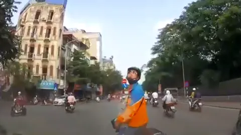 CLIP: Bị ô tô bấm còi giục liên hồi, shipper bất ngờ dừng xe, nhổ nước bọt trả đũa xấu xí