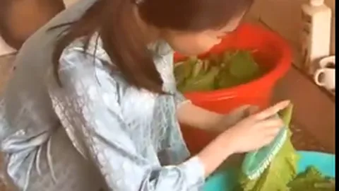 Thấy vợ sắp cưới dùng bàn chải rửa rau, chàng trai hoang mang: Có nên thay đổi quyết định?