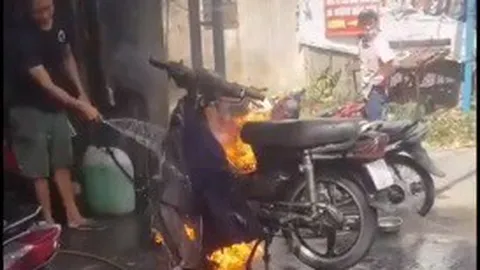 Bình thản dùng nước chữa cháy, CĐM gọi tên thợ xe của năm: 'Người truyền lửa là đây chứ đâu'