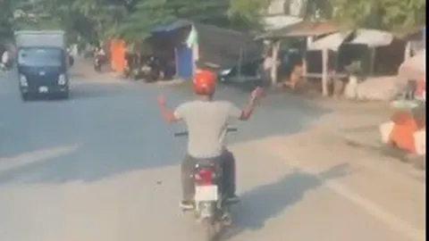Vừa chạy xe vừa vỗ tay đầy yêu đời, người đàn ông khiến cư dân mạng thắc mắc: 'Chắc lại có gì trong người'